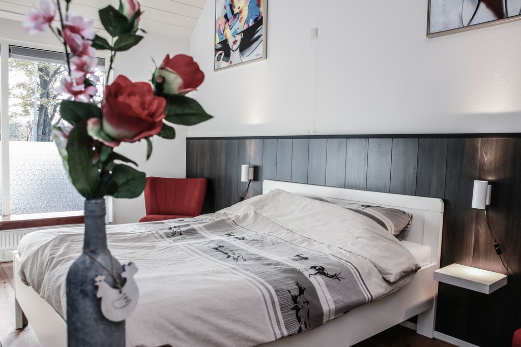 bed met bloemen op de voorgrond
