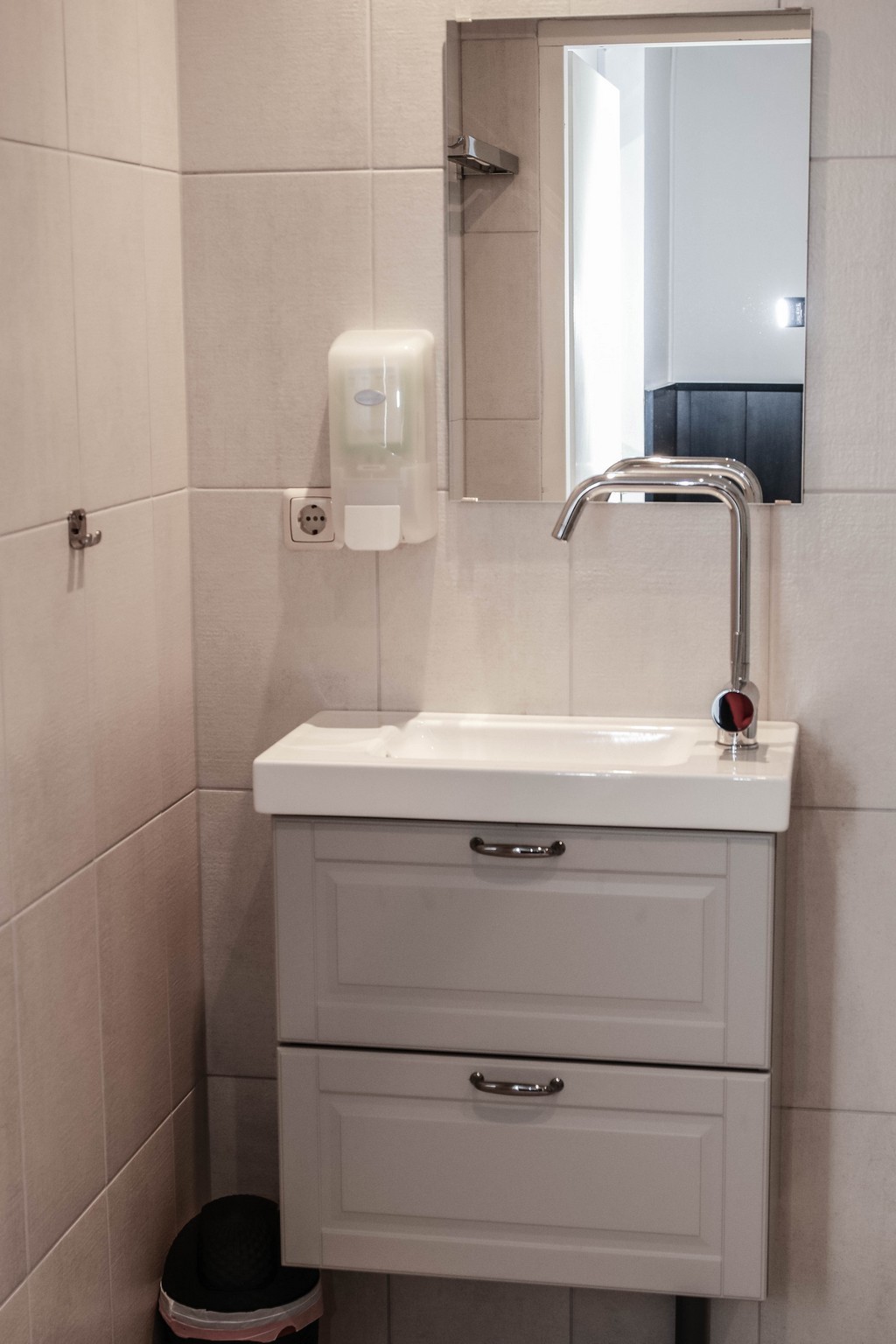 Fontein met onderkast (wit) en zeepdispenser