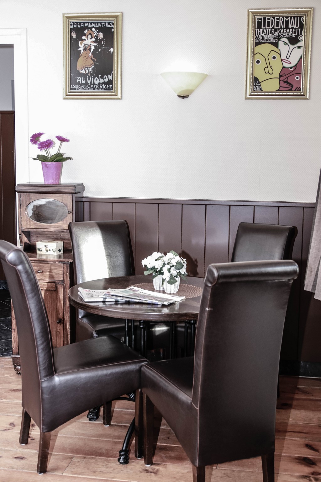 Tafel met vier stoelen bruin