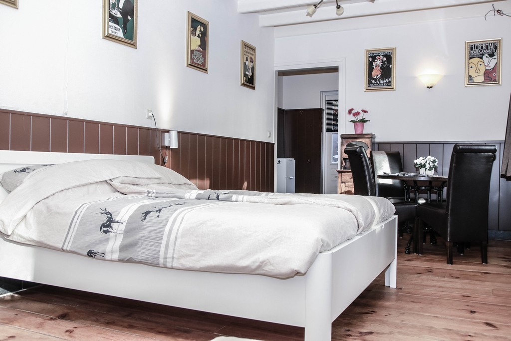 Bed met zicht op kamerdeur