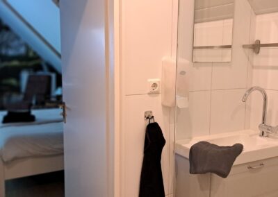 Kamer 2 - badkamer met doorkijkje naar slaapkamer