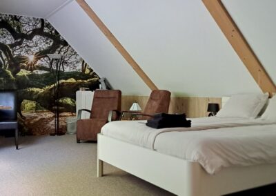 Kamer 2 - bed en zitje