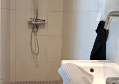 Kamer 4 - douche en wasbak