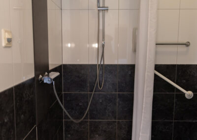De douche van de rolstoelkamer van hotel 't Welink in de Achterhoek
