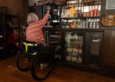 Rolstoelzittende aan zelfservicebar
