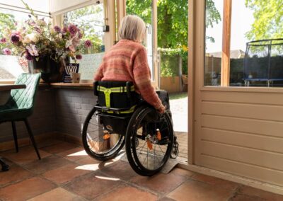 Rolstoelzittende drempel entree ontbijtzaal binnen
