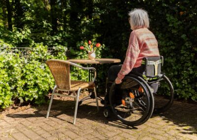 Terras bij rolstoelkamer met uitzicht op park