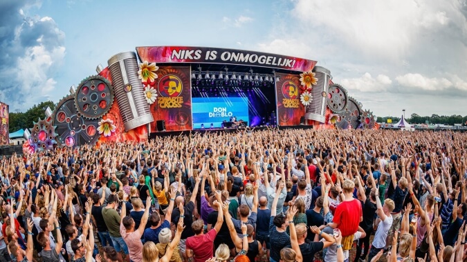 Overnachten tijdens festival in de Achterhoek, podium van de Zwarte cross